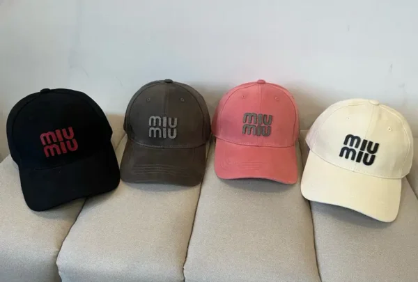 כובע מצחייה של מיו מיו