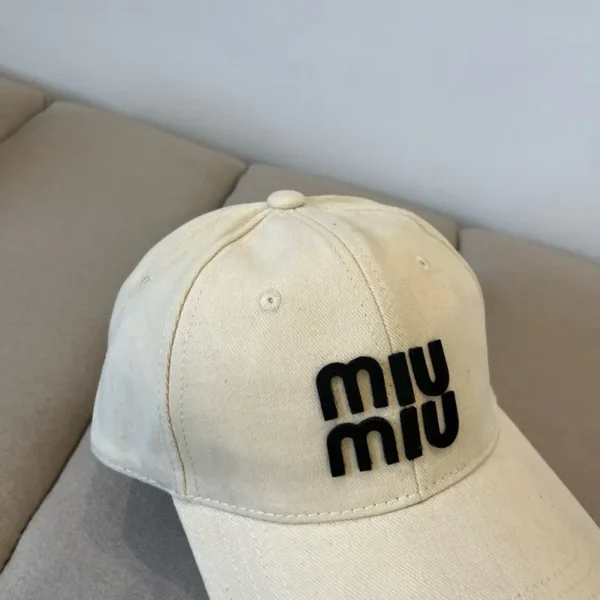 ⁦כובע מצחייה של מיו מיו⁩ – תמונה ⁦8⁩