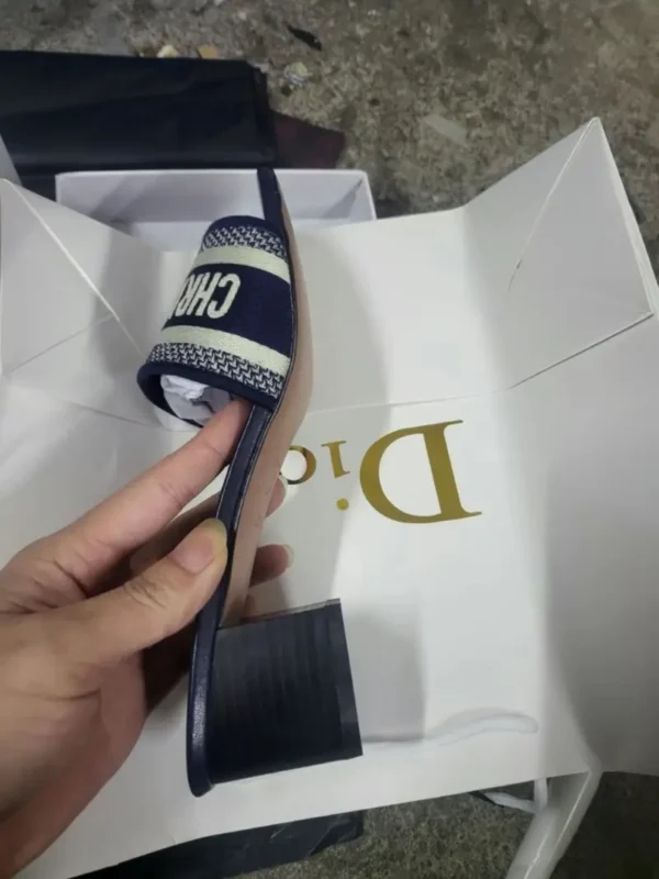 ⁦כפכפים / עקב של דיור⁩ – תמונה ⁦11⁩