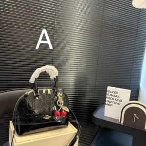 תיק של קואץ׳ מעור