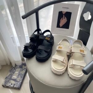 סנדלים של דיור