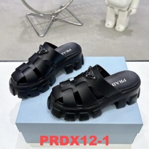 כפכפים של פראדה