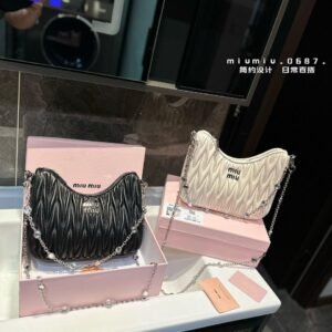 תיק של מיו מיו מעור