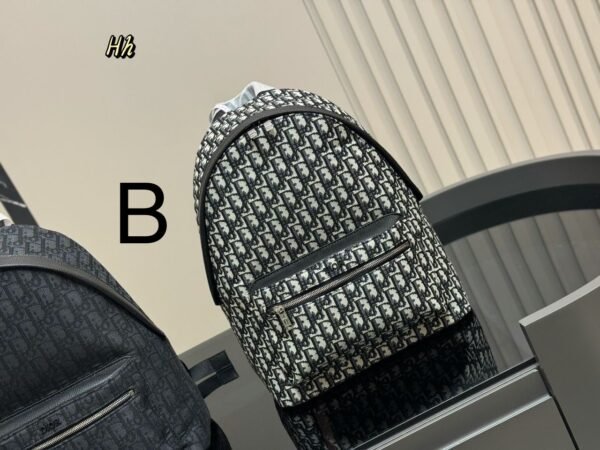 ⁦תיק גב של דיור⁩ – תמונה ⁦2⁩