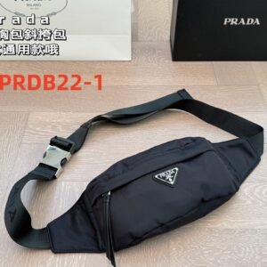 תיק פאוץ׳ של פראדה