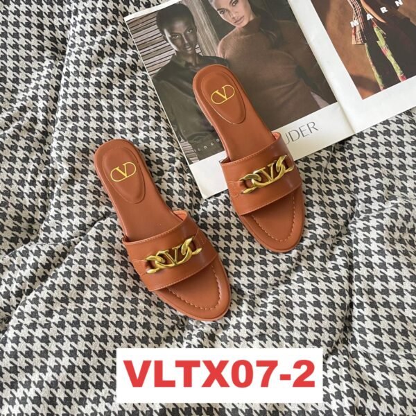 ⁦כפכפים של ולנטינו⁩ – תמונה ⁦2⁩