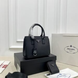 תיק של פראדה מעור