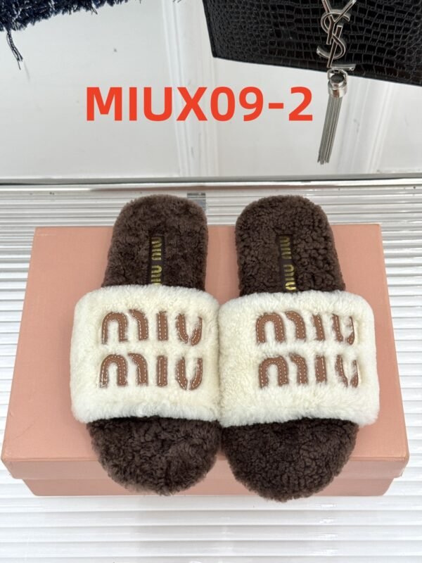 ⁦כפכפים פרווה של מיו מיו⁩ – תמונה ⁦2⁩