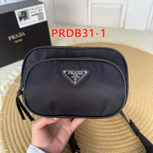 תיק פאוץ׳ של פראדה