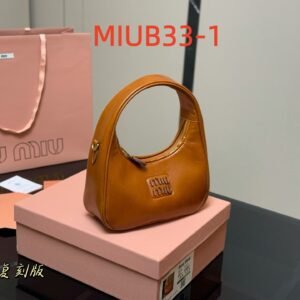 תיק של מיו מיו מעור