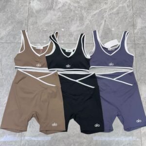 סט טופ וטייץ קצר של אלו יוגה