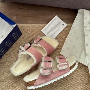 כפכפים של בירקנשטוק עם פרווה