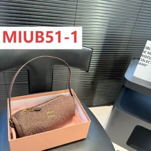 תיק של מיו מיו