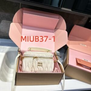 תיק של מיו מיו מעור