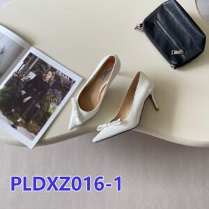 נעלי עקב של פראדה