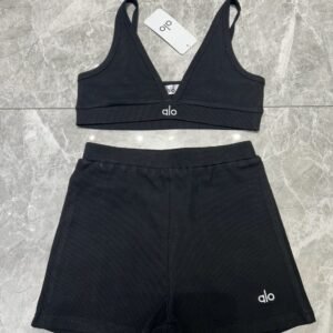 סט טופ וטייץ קצר של אלו יוגה