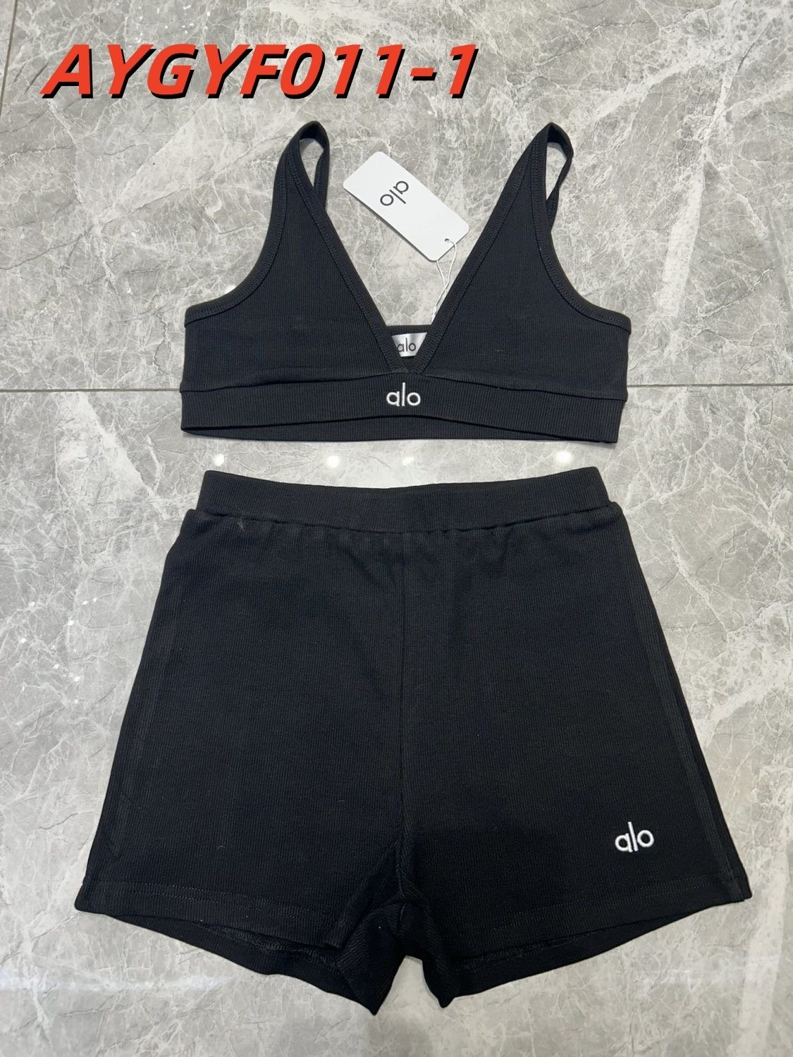 סט טופ וטייץ קצר של אלו יוגה