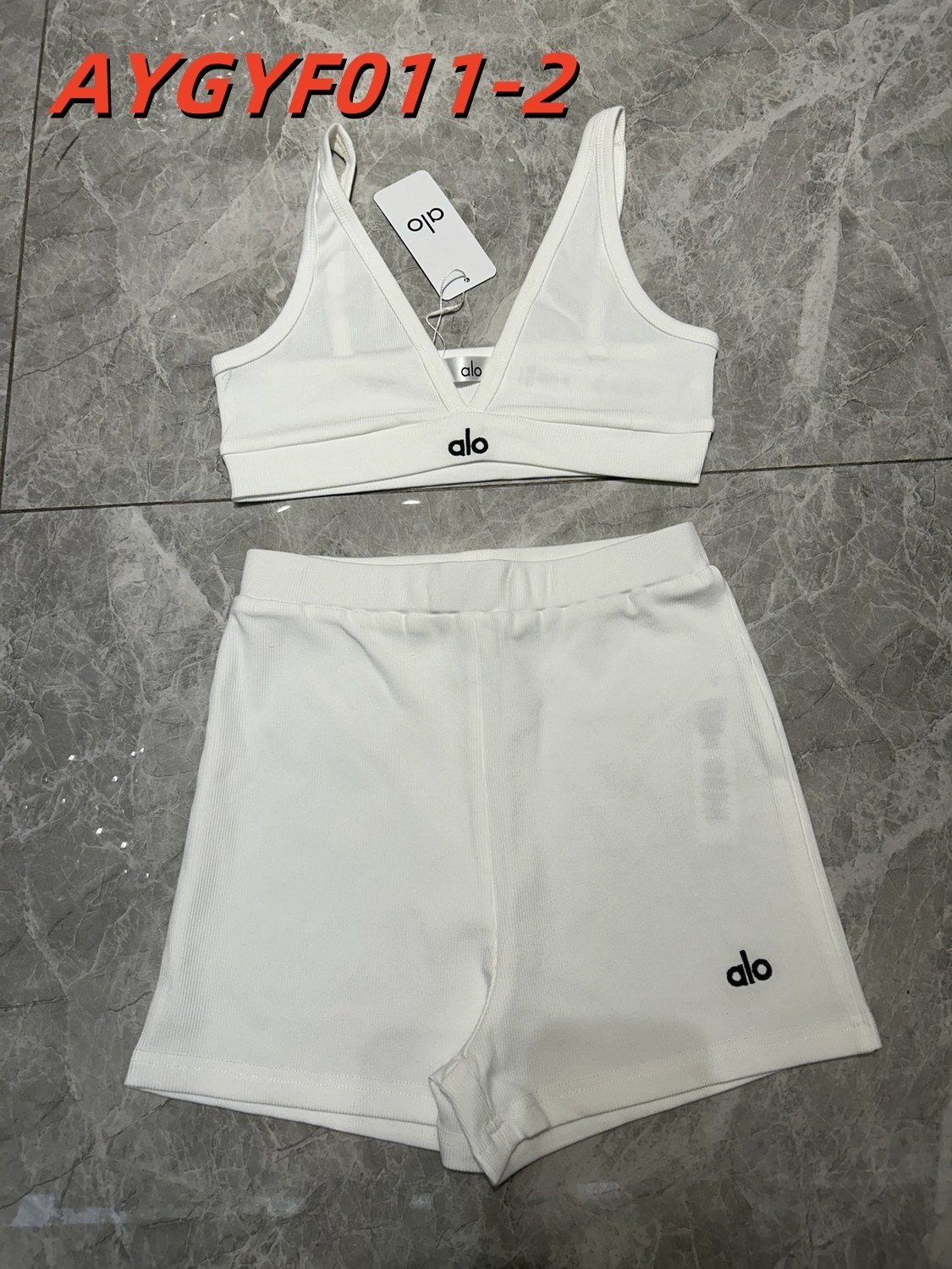 סט טופ וטייץ קצר של אלו יוגה – תמונה 2