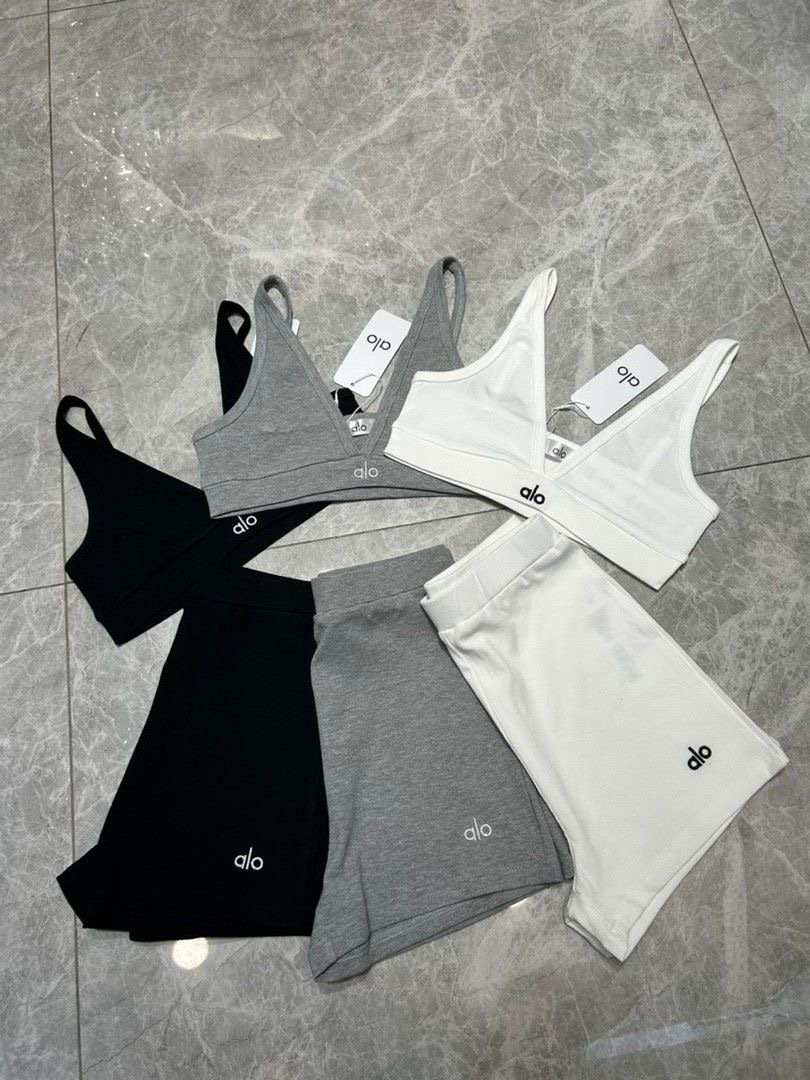 סט טופ וטייץ קצר של אלו יוגה – תמונה 4