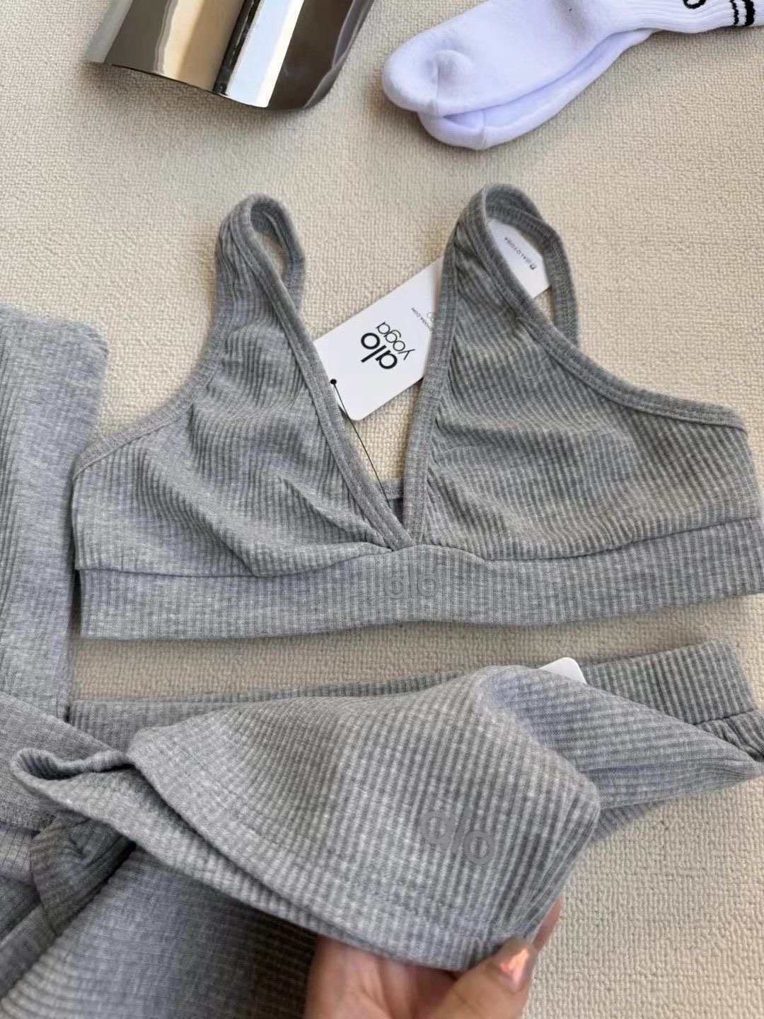 סט טופ וטייץ קצר של אלו יוגה – תמונה 6