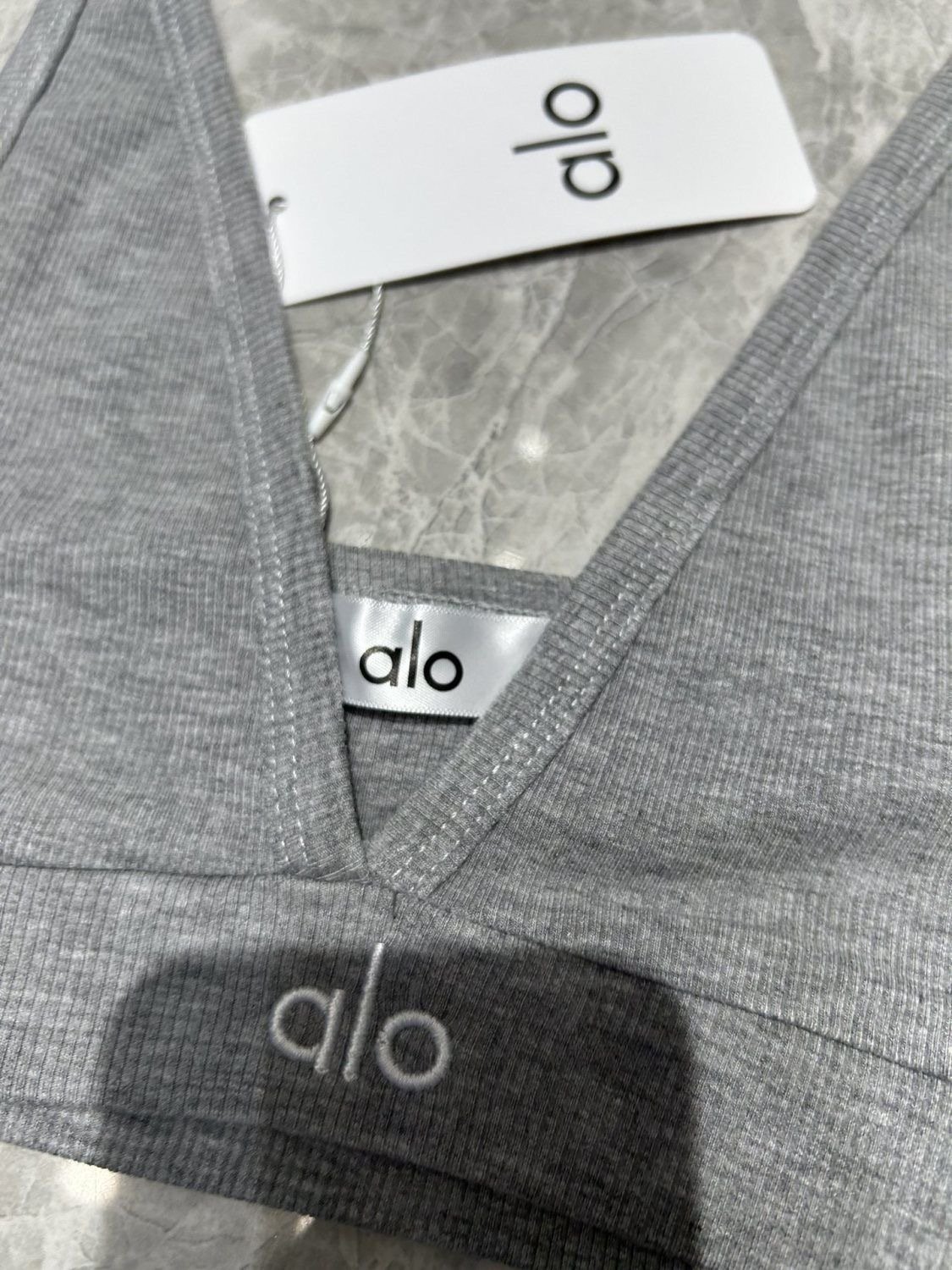 סט טופ וטייץ קצר של אלו יוגה – תמונה 7