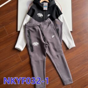 סט סוודר ומכנסיים טרניג של נייק