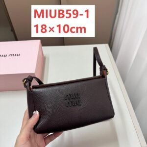 תיק של מיו מיו מעור