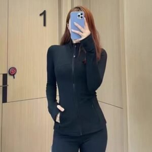 סוודר ג׳קט של לולו למון