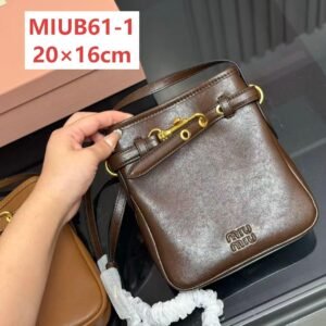 תיק של מיו מיו מעור