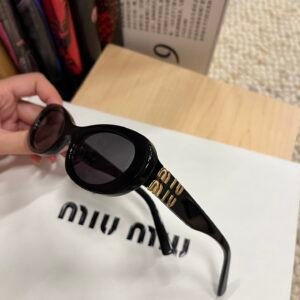 משקפי שמש של מיו מיו